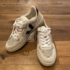 Veja V-10 Unisex Sneaker Flannel Snow/Black Size 40